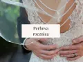 Para obejmująca się w sukni ślubnej i garniturze, z napisem "Perłowa rocznica".