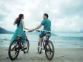 Para napisał list z przeprosinami, a teraz cieszy się przejażdżką rowerową po plaży.