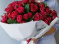 Bukiety czerwonych róż, których nieparzysta liczba kwiatów tworzy romantyczny gest.