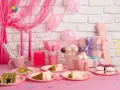 Różowy motyw na urodziny: torty, prezenty, balony i słodkości.