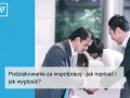 Biznesmeni pochylają się nad dokumentami. Podziękowanie za współpracę - jak napisać i jak wygłosić?