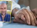 Uśmiechnięty mężczyzna w niebieskim uniformie medycznym dodaje słowa otuchy dla chorego, trzymając go za rękę.