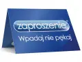 Niebieskie zaproszenie z napisem "Wpadaj nie pękaj". Idealne, by potwierdzić przybycie na urodziny i nie przegapić zabawy!