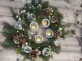 Wieniec adwentowy DIY z gałązek jodły, szyszek, bombek i świec.
