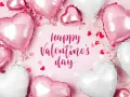Mnóstwo różowych i białych balonów w kształcie serc, ozdobionych wstążkami i konfetti, tworzy romantyczną atmosferę. Napis "Happy Valentine's Day" dopełnia całość.