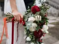Wrześniowy bukiet ślubny z bordowymi daliami, kremowymi różami i zielenią. Idealne kwiaty we wrześniu na ślub.