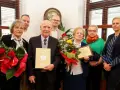 Para świętuje 90 rocznicę ślubu, otrzymując gratulacje i kwiaty.