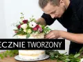 Mistrz cukiernictwa dekoruje tort z kwiatami żywymi, tworząc dzieło sztuki.