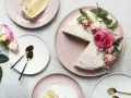 Elegancki tort udekorowany żywymi kwiatami róż i gałązkami eukaliptusa. Idealny pomysł, kiedy udekorować tort żywymi kwiatami na specjalną okazję.