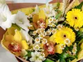 Bukiet pełen słońca: żółte kwiaty symbolizują radość i przyjaźń. Gerbery, cymbidium i mieczyki tworzą radosną kompozycję.