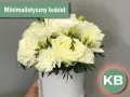 Minimalistyczny bukiet białych róż i frezji, idealny jako kwiaty na komunię do kościoła.
