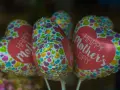 Serce balony z napisem "Happy Mother's Day" i kolorowymi serduszkami, idealne na Dzień Matki.