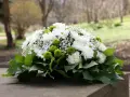 Piękny bukiet żywych kwiatów na cmentarz, symbol pamięci i szacunku.