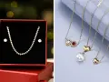 Biżuteria na prezent: naszyjnik z cyrkoniami i kolczyki w pudełku, naszyjniki z sercami i perłą. Idealne na galentines co to za okazja?