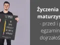 Szymon zdał maturę! Dumny rodzic z tabliczką "Gratulujemy zdania matury" i zabawnym napisem o jego ostrym umyśle.