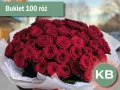 Piękny bukiet 100 czerwonych róż, idealny na lipcowe okazje. Te klasyczne kwiaty w lipcu zachwycają głębokim kolorem.