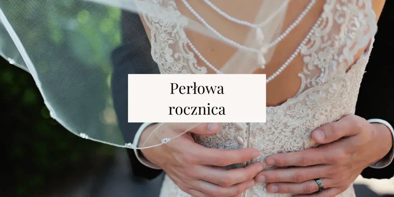 Para obejmująca się w sukni ślubnej i garniturze, z napisem "Perłowa rocznica".