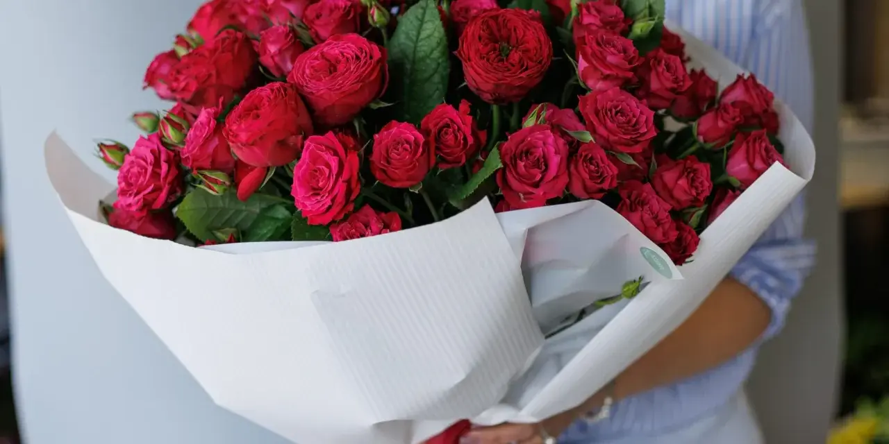Bukiety czerwonych róż, których nieparzysta liczba kwiatów tworzy romantyczny gest.