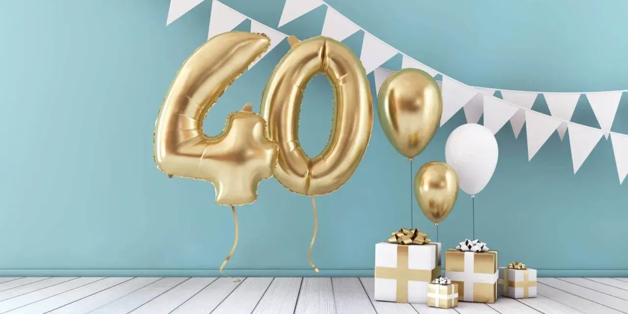 Złote balony z cyfrą 40 i prezenty. Idealne życzenia na 40 urodziny dla córki, pełne blasku i radości!