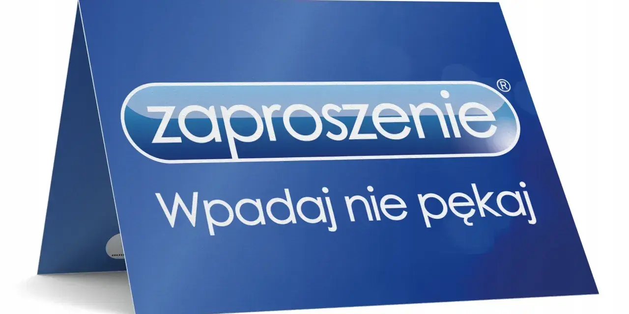 Niebieskie zaproszenie z napisem "Wpadaj nie pękaj". Idealne, by potwierdzić przybycie na urodziny i nie przegapić zabawy!