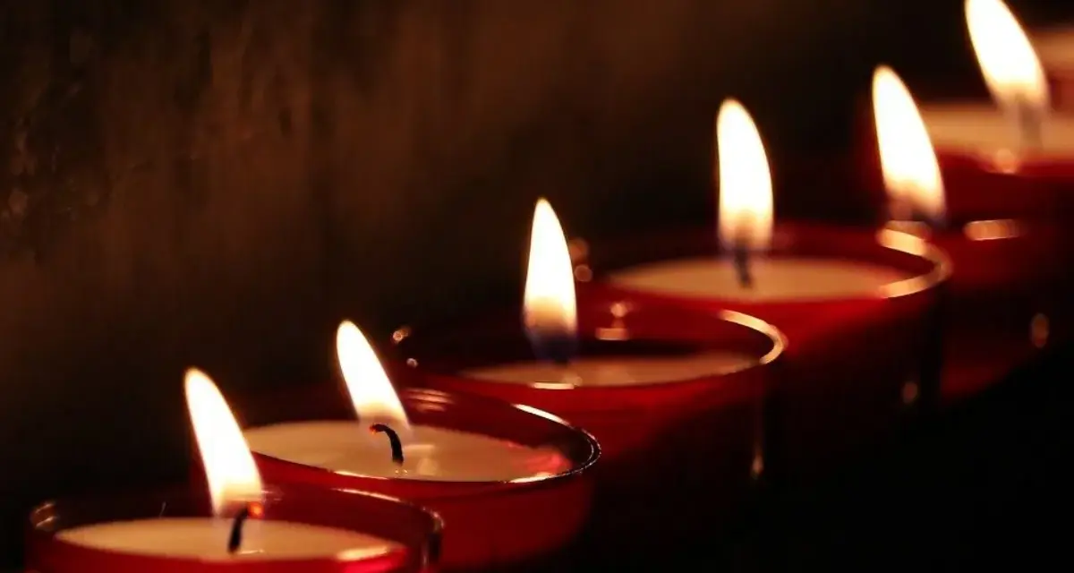 Płonące świece w czerwonych naczyniach, symbolizujące kondolencje po angielsku.
