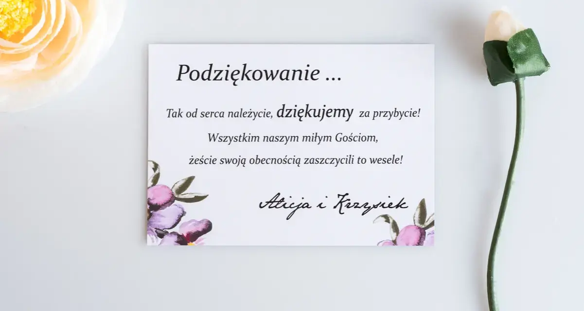 Kartka z podziękowaniami za przybycie na wesele, ozdobiona kwiatami. Alicja i Krzysiek dziękują Gościom.