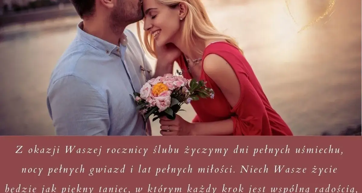 Para świętuje 18 rocznicę ślubu. On całuje ją w czoło, ona trzyma bukiet róż.
