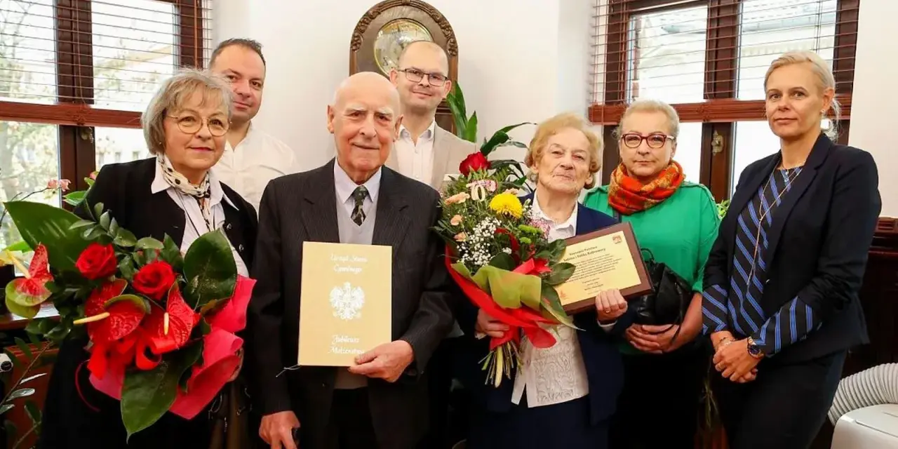 Para świętuje 90 rocznicę ślubu, otrzymując gratulacje i kwiaty.