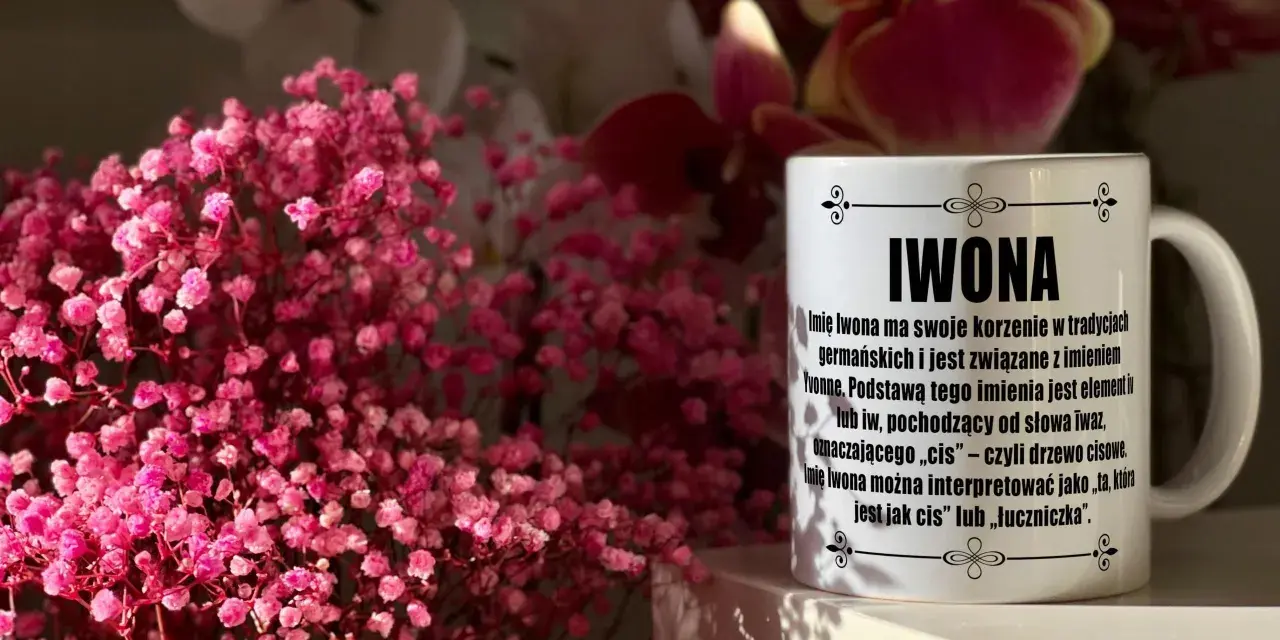Kiedy imieniny Iwony? Na kubku z imieniem Iwona opisano pochodzenie imienia i jego znaczenie: "ta, która jest jak cis" lub "łuczniczka".