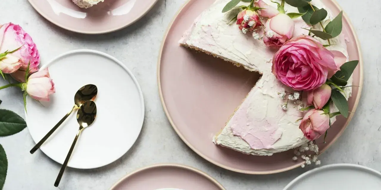 Elegancki tort udekorowany żywymi kwiatami róż i gałązkami eukaliptusa. Idealny pomysł, kiedy udekorować tort żywymi kwiatami na specjalną okazję.