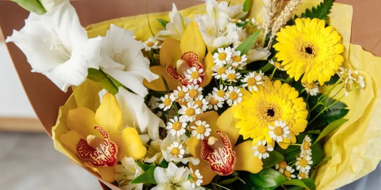 Bukiet pełen słońca: żółte kwiaty symbolizują radość i przyjaźń. Gerbery, cymbidium i mieczyki tworzą radosną kompozycję.
