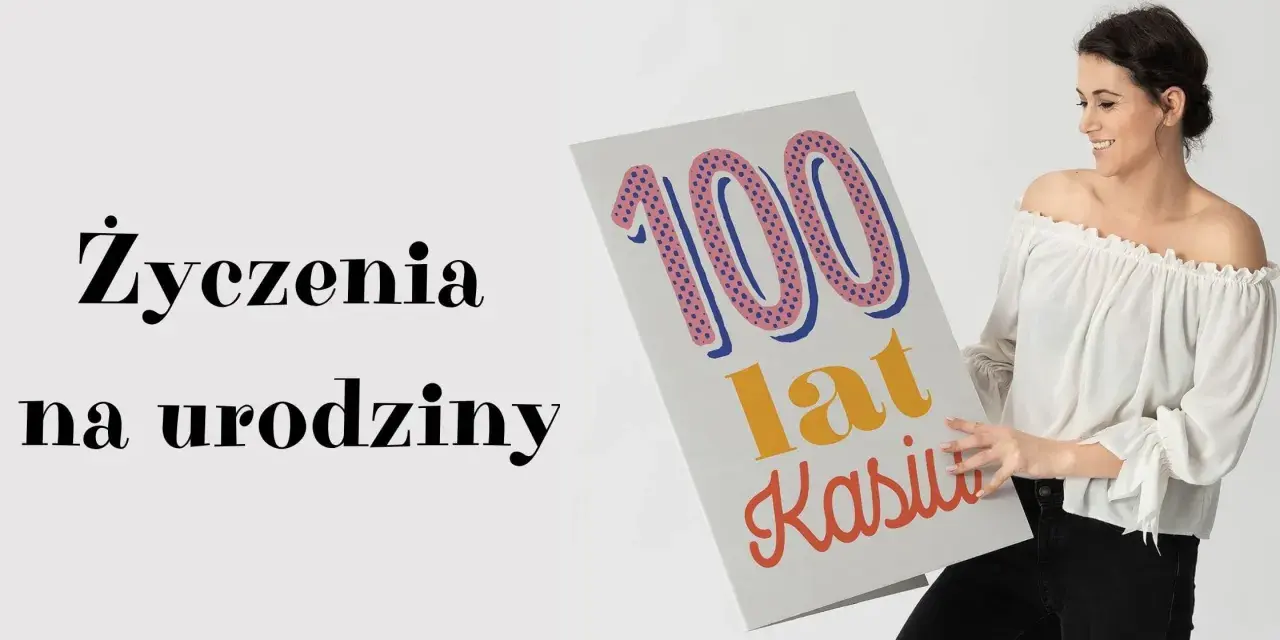 Uśmiechnięta koleżanka z pracy trzyma kartkę z napisem "Życzenia na urodziny 100 lat Kasiu".