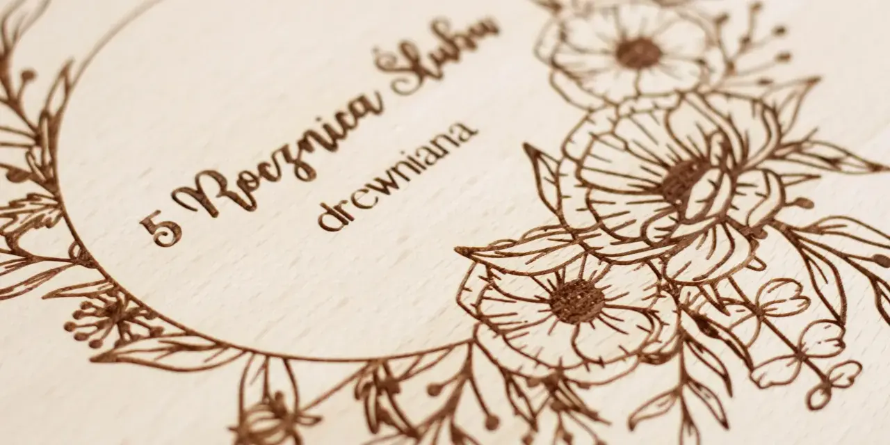 Drewniana pamiątka z grawerem "5 Rocznica ślubu drewniana" i motywem kwiatowym.