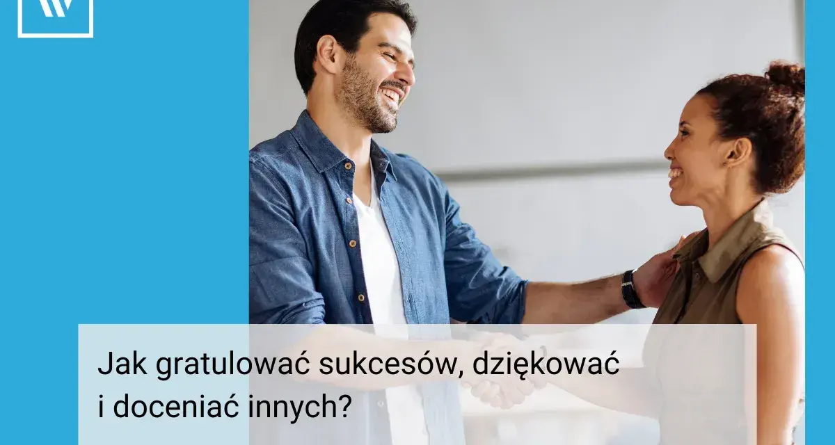 Mężczyzna i kobieta uśmiechają się do siebie, ściskając dłonie. On kładzie dłoń na jej ramieniu. Gratuluję i życzę dalszych sukcesów!