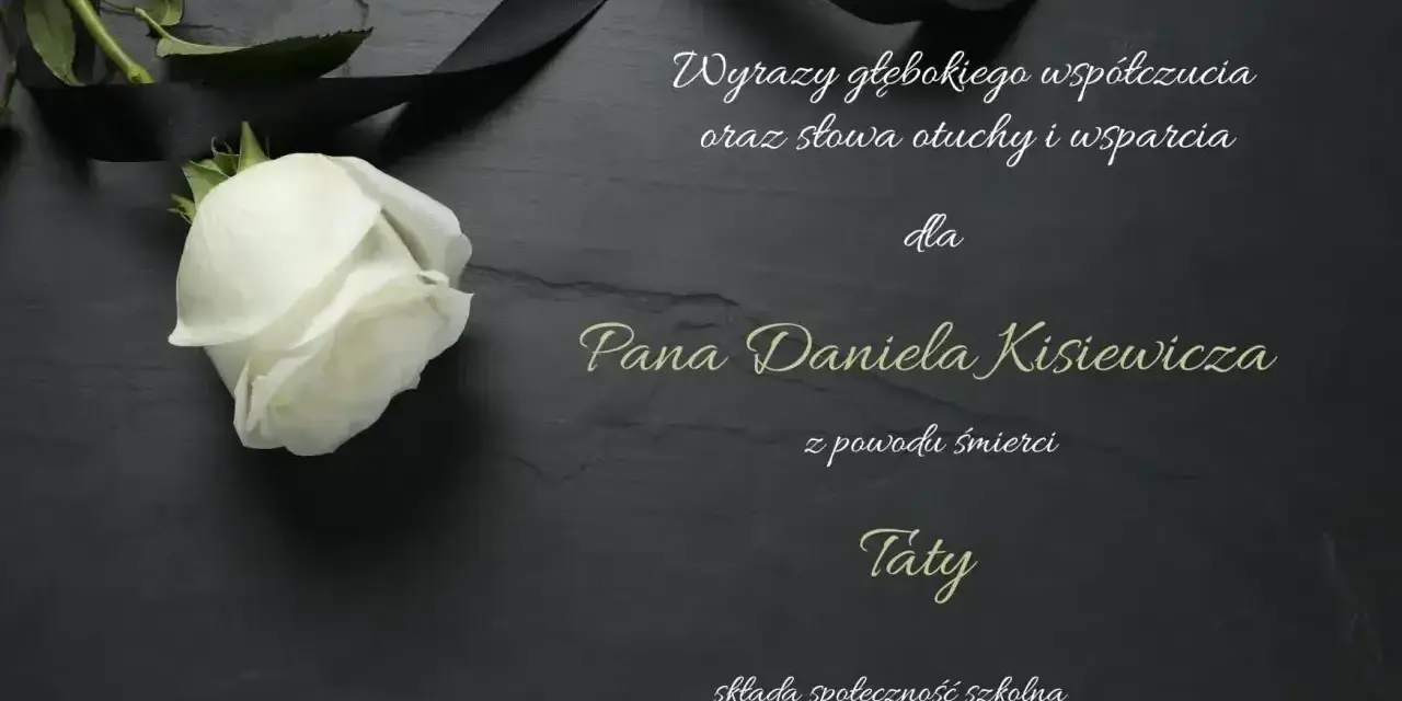 Biała róża i czarna wstęga na ciemnym tle. Kondolencje sms dla Pana Daniela Kisiewicza z powodu śmierci Taty od społeczności szkolnej.