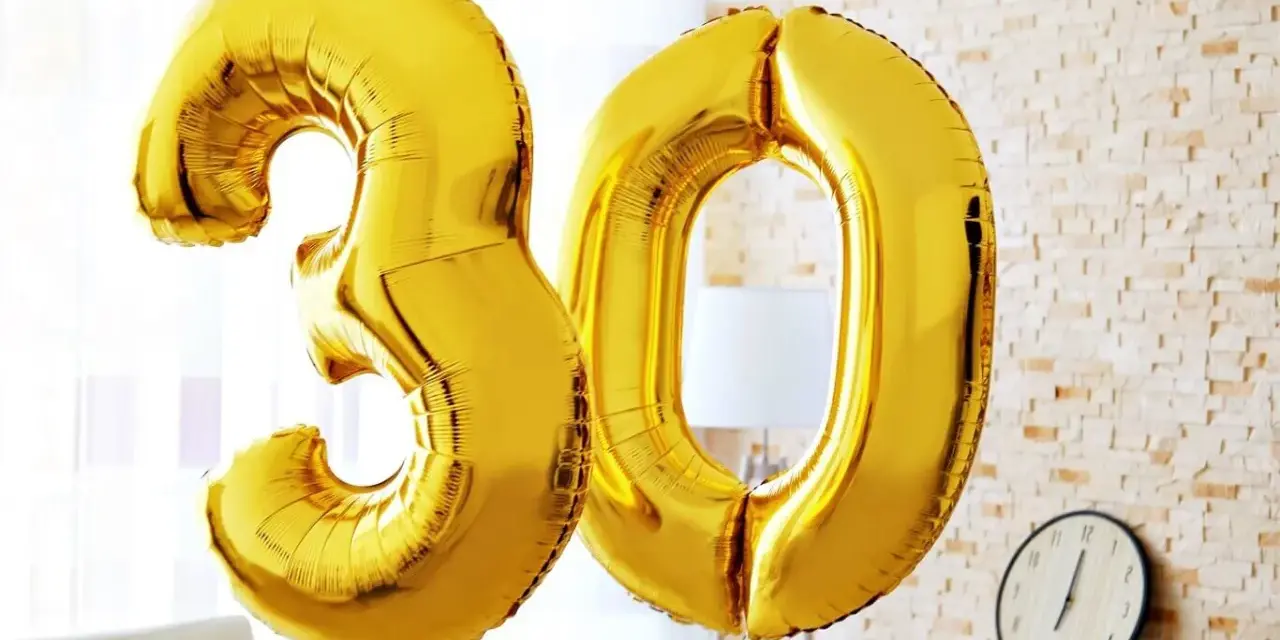 Złote balony w kształcie cyfr 3 i 0, idealne na życzenia na 30 urodziny.
