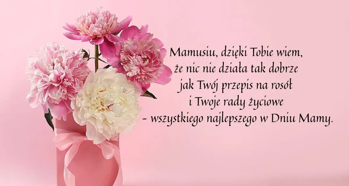Bukiet piwonii w różowym pudełku. Krótkie życzenia dla mamy: "Mamusiu, dzięki Tobie wiem, że nic nie działa tak dobrze jak Twój przepis na rosół i Twoje rady życiowe - wszystkiego najlepszego w Dniu Mamy.