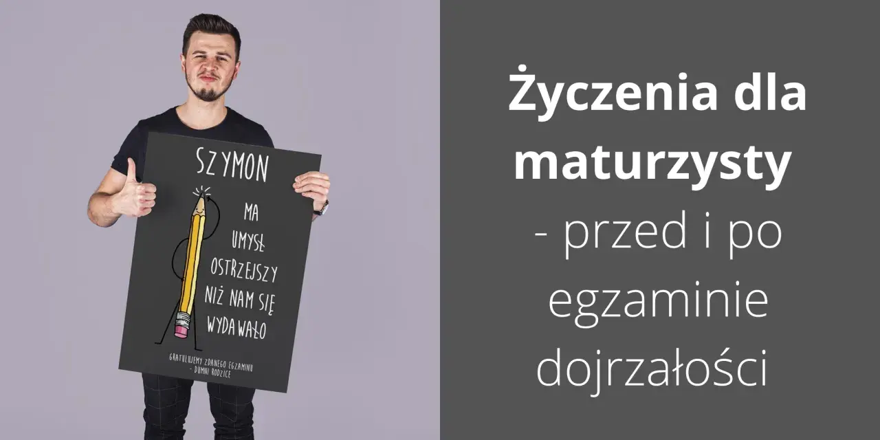 Szymon zdał maturę! Dumny rodzic z tabliczką "Gratulujemy zdania matury" i zabawnym napisem o jego ostrym umyśle.