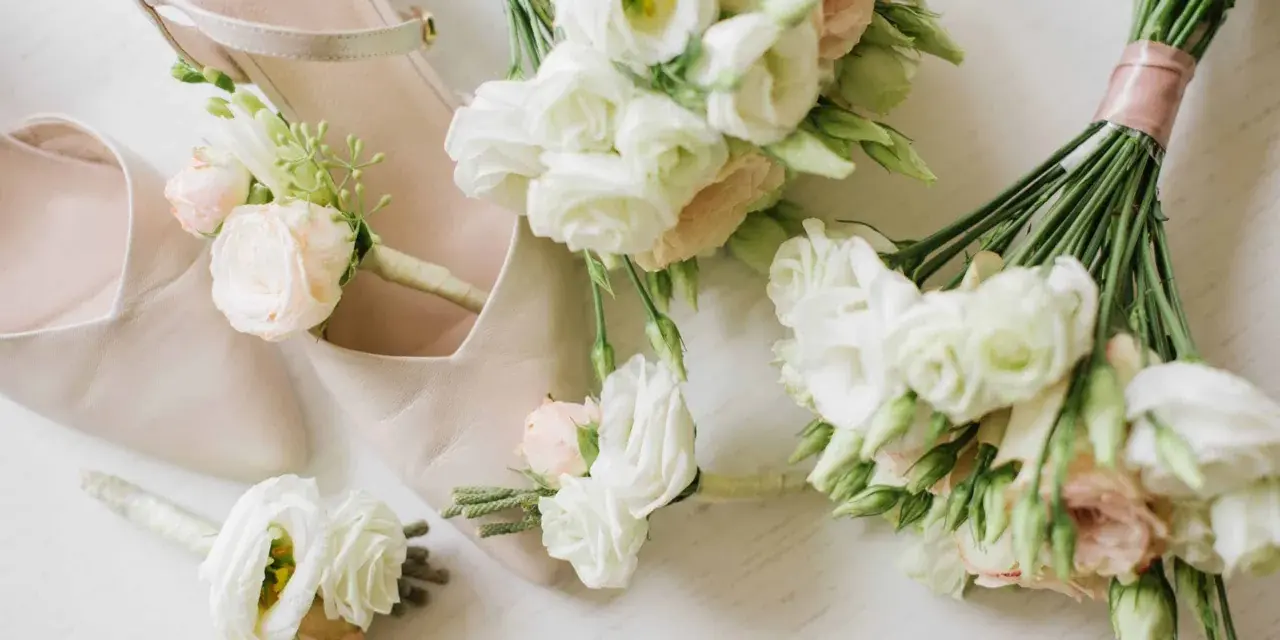 Eleganckie, jasne buty ślubne i mały bukiet do ślubu cywilnego z delikatnymi różami i eustomą.