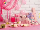 Różowy motyw na urodziny: torty, prezenty, balony i słodkości.