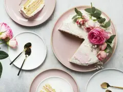 Elegancki tort udekorowany żywymi kwiatami róż i gałązkami eukaliptusa. Idealny pomysł, kiedy udekorować tort żywymi kwiatami na specjalną okazję.