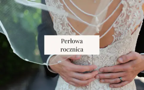 Para obejmująca się w sukni ślubnej i garniturze, z napisem "Perłowa rocznica".