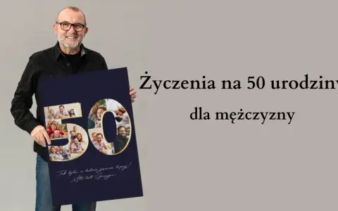 Uśmiechnięty mężczyzna prezentuje plakat z napisem "Życzenia na 50 urodziny dla mężczyzny" i kolażem zdjęć rodzinnych w kształcie cyfry 50.