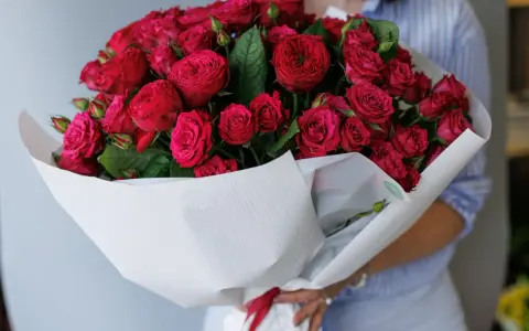Bukiety czerwonych róż, których nieparzysta liczba kwiatów tworzy romantyczny gest.