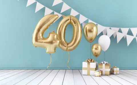 Złote balony z cyfrą 40 i prezenty. Idealne życzenia na 40 urodziny dla córki, pełne blasku i radości!