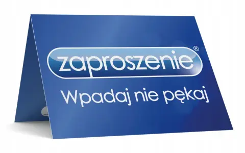 Niebieskie zaproszenie z napisem "Wpadaj nie pękaj". Idealne, by potwierdzić przybycie na urodziny i nie przegapić zabawy!