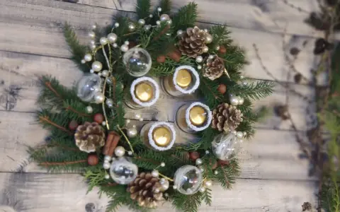Wieniec adwentowy DIY z gałązek jodły, szyszek, bombek i świec.