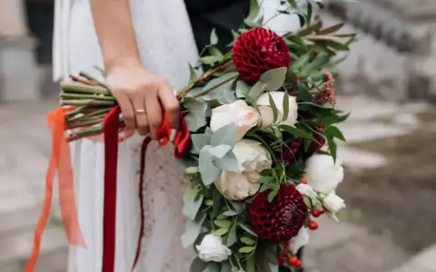 Wrześniowy bukiet ślubny z bordowymi daliami, kremowymi różami i zielenią. Idealne kwiaty we wrześniu na ślub.