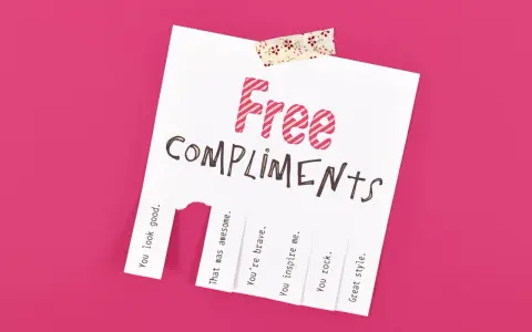 Karta z napisem "Free COMPLIMENTS" i odrywanymi kuponami z przykładowymi komplementami, np. "You look good".