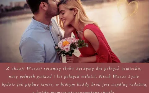Para świętuje 18 rocznicę ślubu. On całuje ją w czoło, ona trzyma bukiet róż.